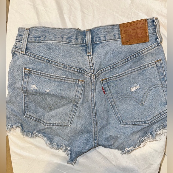 Distressed Levi’s shorts - Picture 6 of 9